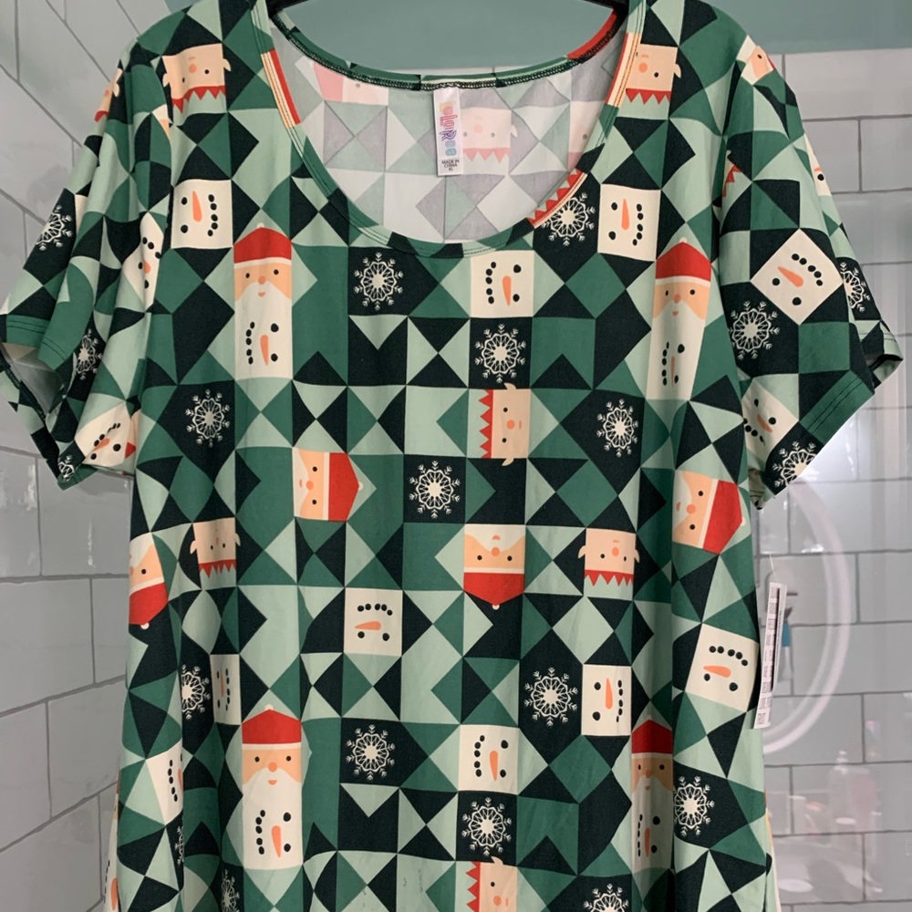 LuLaRoe Green Christmas Pattern Classic T shirt XL